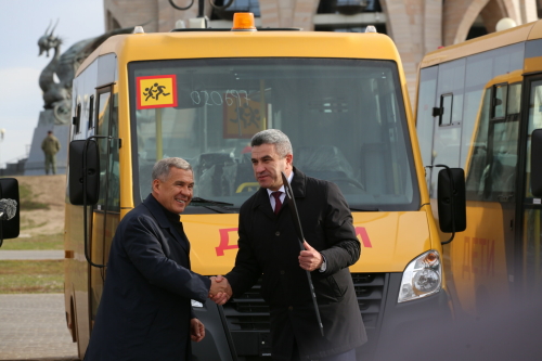Рустам Минниханов вручил главе Минобрнауки РТ символический ключ от школьных автобусов