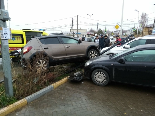 Легковушка вылетела с дороги и снесла несколько машин в Казани, пострадал ребенок
