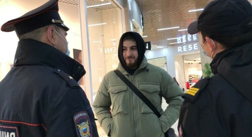 «Маска есть, забыл надеть»: полицейские ловят безмасочников в ТЦ Казани
