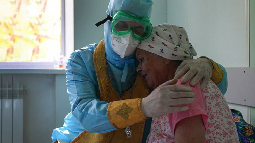 «Когда есть вера, есть силы бороться»: как православный священник ходит в Covid-госпиталь