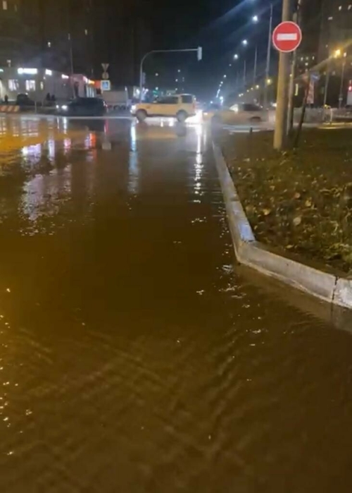Очевидцы сняли на видео потоп на улице Серова в Казани