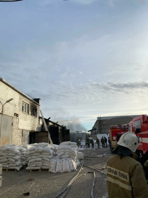 Утром в Казани загорелся цех по производству пенопласта