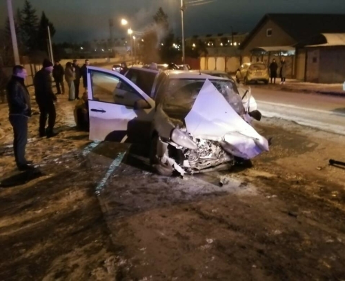 Три человека пострадали в лобовом столкновении двух авто в Альметьевске
