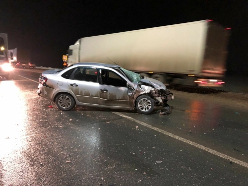 Один из водителей получил травмы в лобовом столкновении двух легковушек в Челнах