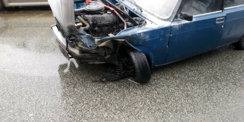 Очевидцы сняли на видео, как в Зеленодольске после ДТП загорелся автомобиль