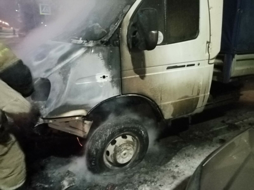 Ночью в Казани подожгли грузовик, у авто сгорели двигатель и кабина