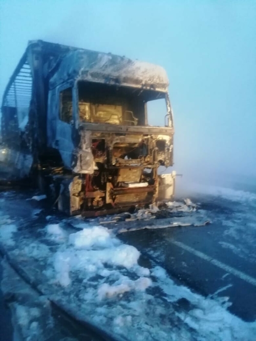 На трассе М7 в Татарстане фура вспыхнула и выгорела дотла