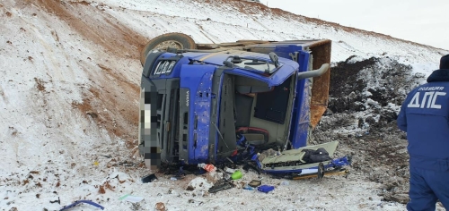 В Татарстане самосвал вылетел с трассы и перевернулся, водитель погиб
