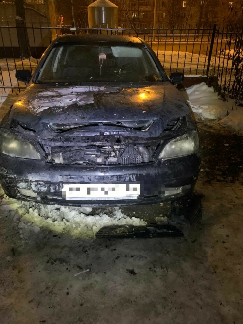 Хозяйка легковушки в Казани вызвала пожарных, увидев, что горит ее авто