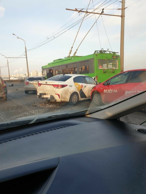 Из-за столкновения двух такси встало движение от улицы Губкина до Ямашева в Казани