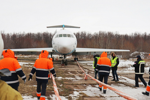 В аэропорту Казани прошли учения по эвакуации самолета, выкатившегося с полосы