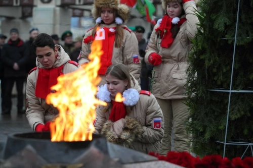 «Сохранить память об их заслугах»: в парке Победы возложили цветы в День Героев Отечества