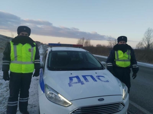 Автоинспекторы помогли жительнице Татарстана, на авто которой в пути лопнуло колесо
