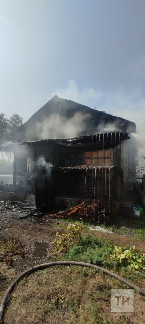 На кровати в комнате сгоревшего дома в Юдино обнаружили погибшую женщину