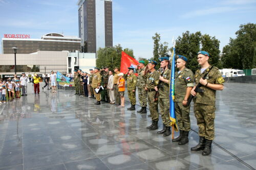 «В фонтанах не купаемся, это не наша тема»: десантники Казани провели митинг в День ВДВ