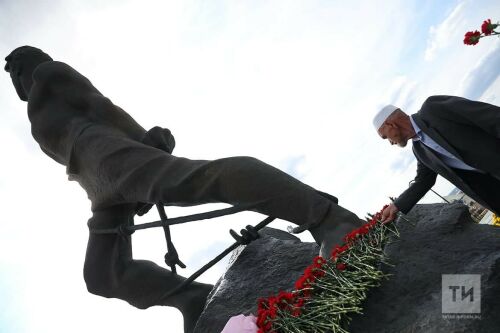 В Казани возложили цветы к памятнику Мусе Джалилю в день памяти поэта и его соратников