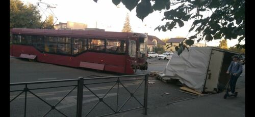 Трамвай сошел с рельсов и врезался в «ГАЗель» в Казани, есть пострадавшие