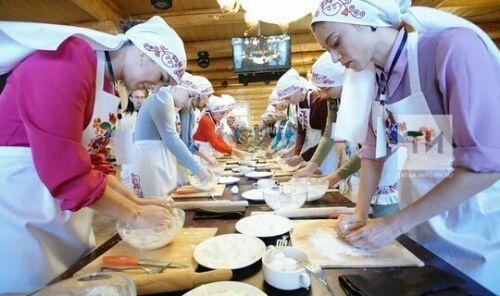 Участницы конкурса «Татар кызы» показали мастерство в нарезании лапши