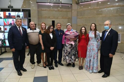 Минниханов и Шаймиев поздравили многодетную семью из РТ с победой в конкурсе «Семья года»