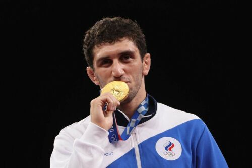 Путин поздравил борца Сидакова с золотой медалью токийской Олимпиады