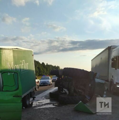 Водитель фургона погиб, влетев на скорости в прицеп с досками на трассе М7 в Татарстане