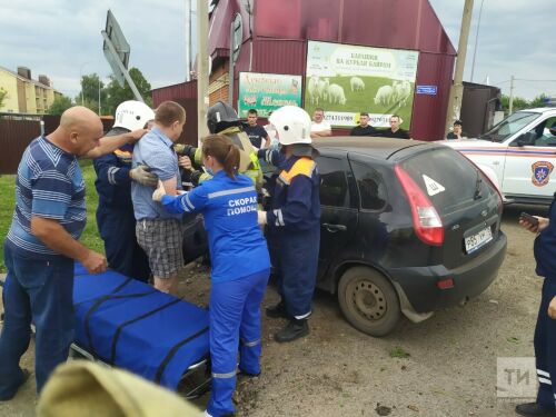 Водитель попал в больницу, влетев на легковушке в дорожный знак в Буинске