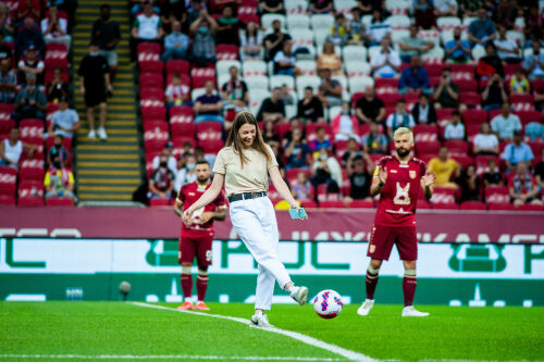 Марта Мартьянова сделала символический удар по мячу перед матчем «Рубин» – «Ахмат»