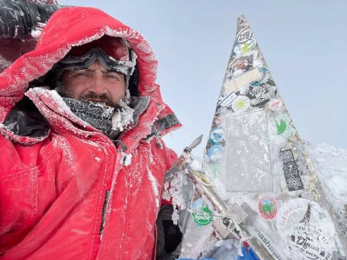 Муфтий Татарстана поднял флаг республики на Эльбрусе