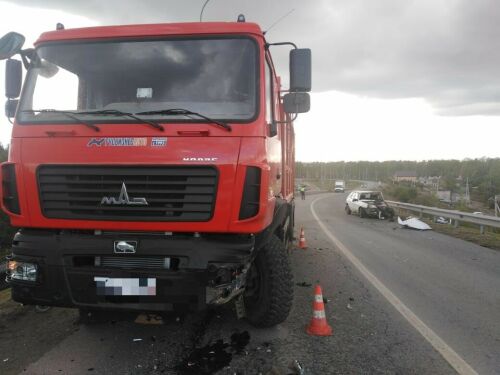 Водитель легковушки погиб в лобовом столкновении с грузовиком под Казанью