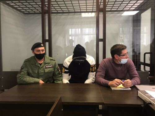 В суд доставили водителя Mercedes, который сбил автоинспектора в центре Казани