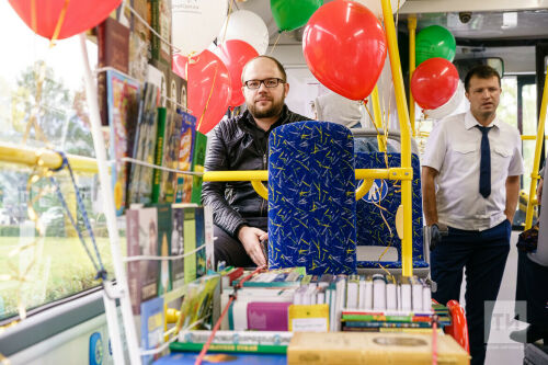В Казани пассажиры «Литературного автобуса» покупали книги и общались с их авторами