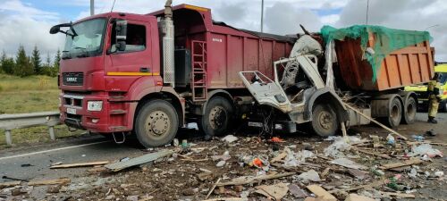 На видео попало, как на трассе под Челнами самосвал влетел в грузовик