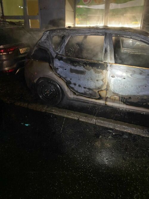 Ночью у магазина в Казани подожгли иномарку из Башкирии, авто сгорело