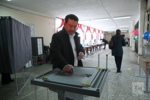 Марат Садыков проголосовал на думских выборах и осмотрел кабинет вакцинации на участке