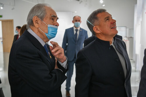 Минниханов и Шаймиев посетили выставку «Глобальный мир татарской книжности»