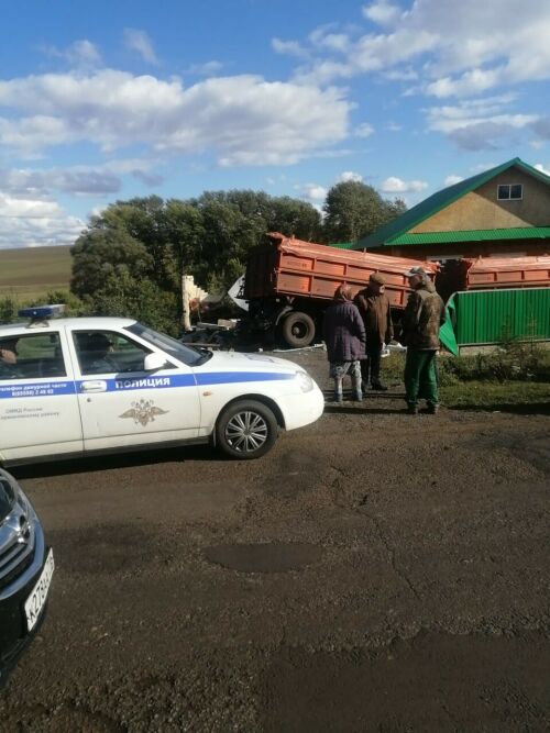 Грузовик вылетел с дороги и врезался в частный дом в РТ, водителя зажало в кабине