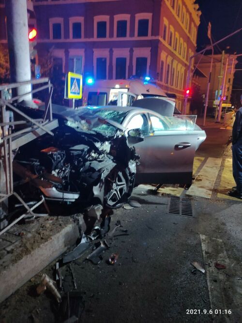Mercedes снес забор после ДТП с легковушкой в центре Казани, двое пострадали