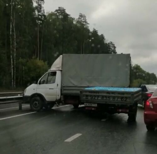 Из-за ДТП с «ГАЗелью» и легковушкой образовалась серьезная пробка на Горьковском шоссе