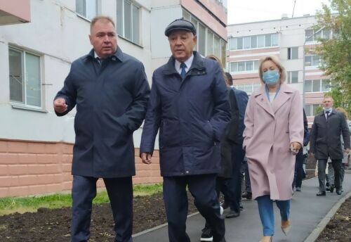 Мухаметшин ознакомился с ходом реализации программы «Наш двор» в Менделеевске