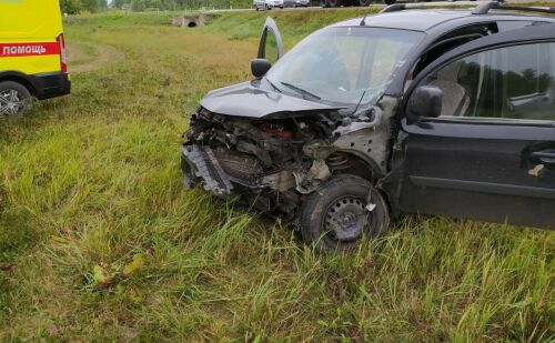 Три человека пострадали в лобовом столкновении двух легковушек на трассе в РТ