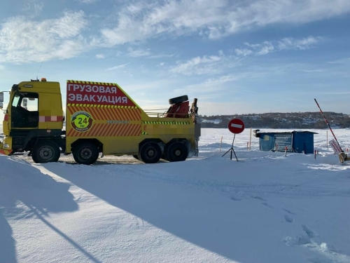 В Татарстане вытаскивают провалившуюся под лед на переправе фуру