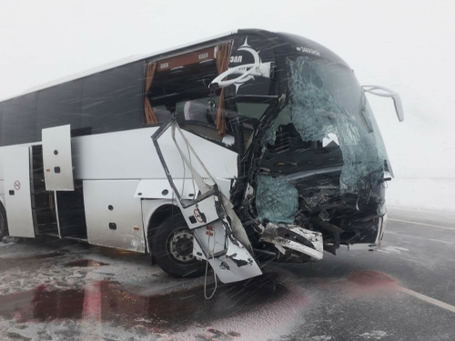 Несколько человек пострадали в ДТП с автобусом и снегоуборочной машиной на трассе в РТ