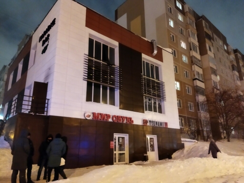 Пожарные потушили горящий караоке-бар в Казани
