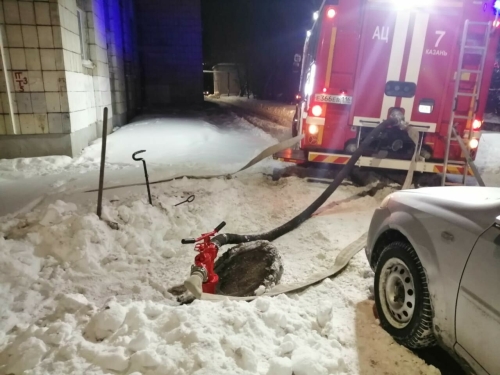 Жильцам пришлось эвакуироваться ранним утром из пожара в казанской многоэтажке