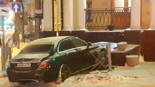 Mercedes из Башкирии снес забор после столкновения с BMW в центре Казани
