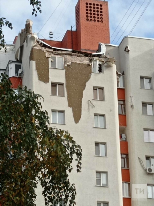 Появилось видео с места падения обломков ракеты на жилой дом в Белгороде