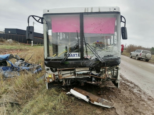 Водитель легковушки погиб в ДТП с вахтовым автобусом в Елабуге