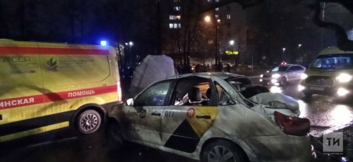 Такси превратилось в груду металла в результате ДТП в Челнах, пострадал водитель