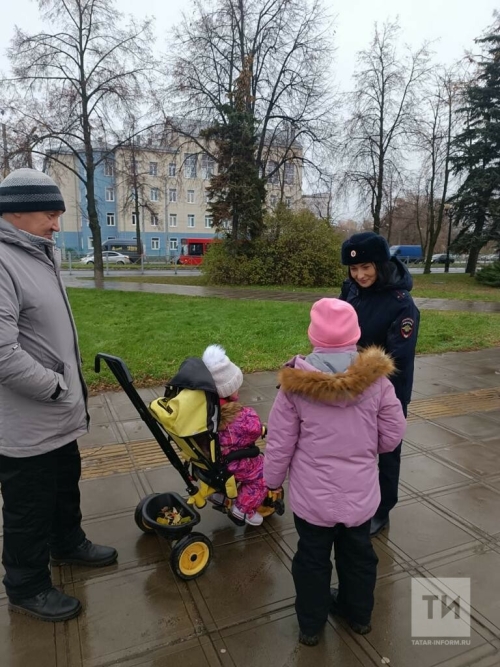 Автоинспекторы рассказали маленьким пешеходам в Казани, как обезопасить себя в каникулы