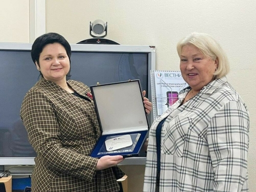 Президент Федерации синхронного плавания РТ передала Татьяне Покровской награду FINA